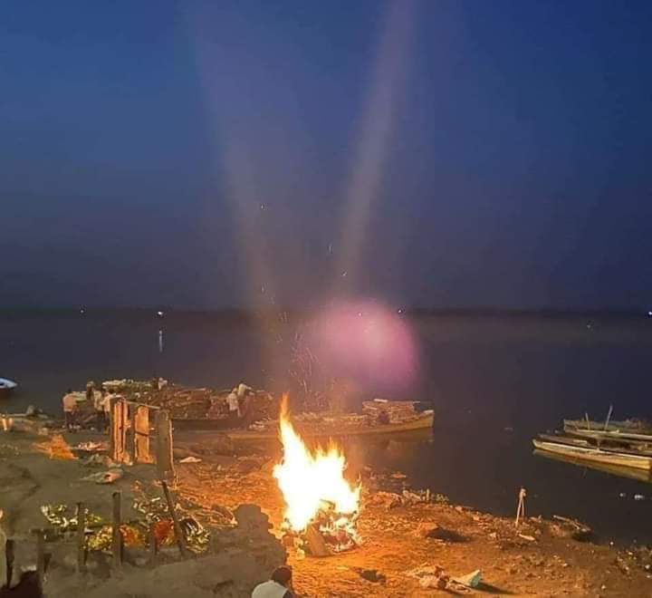 मुक्ति जन्म महि जानि ग्यान खान अघ हानि कर।
जहँ बस संभु भवानि सो कासी सेइअ कस न ॥
#भावार्थ:
जहाँ श्री शिव-पार्वती बसते हैं, उस काशी को मुक्ति की जन्मभूमि, ज्ञान की खान और पापों का नाश करने वाली जानकर उसका सेवन क्यों न किया जाए?
#काशी_विश्वनाथ
#ॐ_नमः_शिवाय
#मणिकर्णिका_घाट https://t.co/EODJvrSTtk