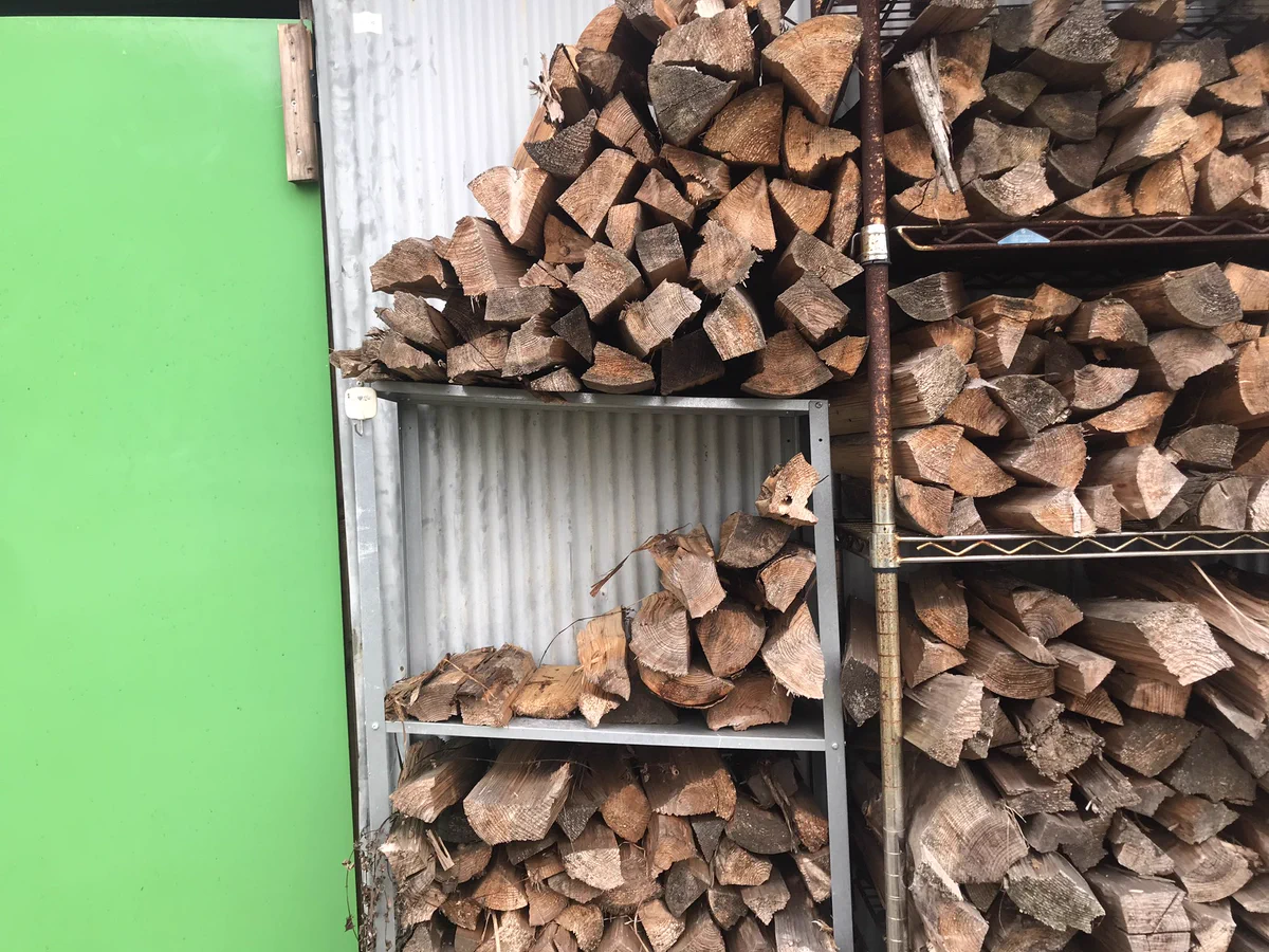 薪を盗まれ、しかも、お礼に100円置いていった！有り得ない行動に驚き！！