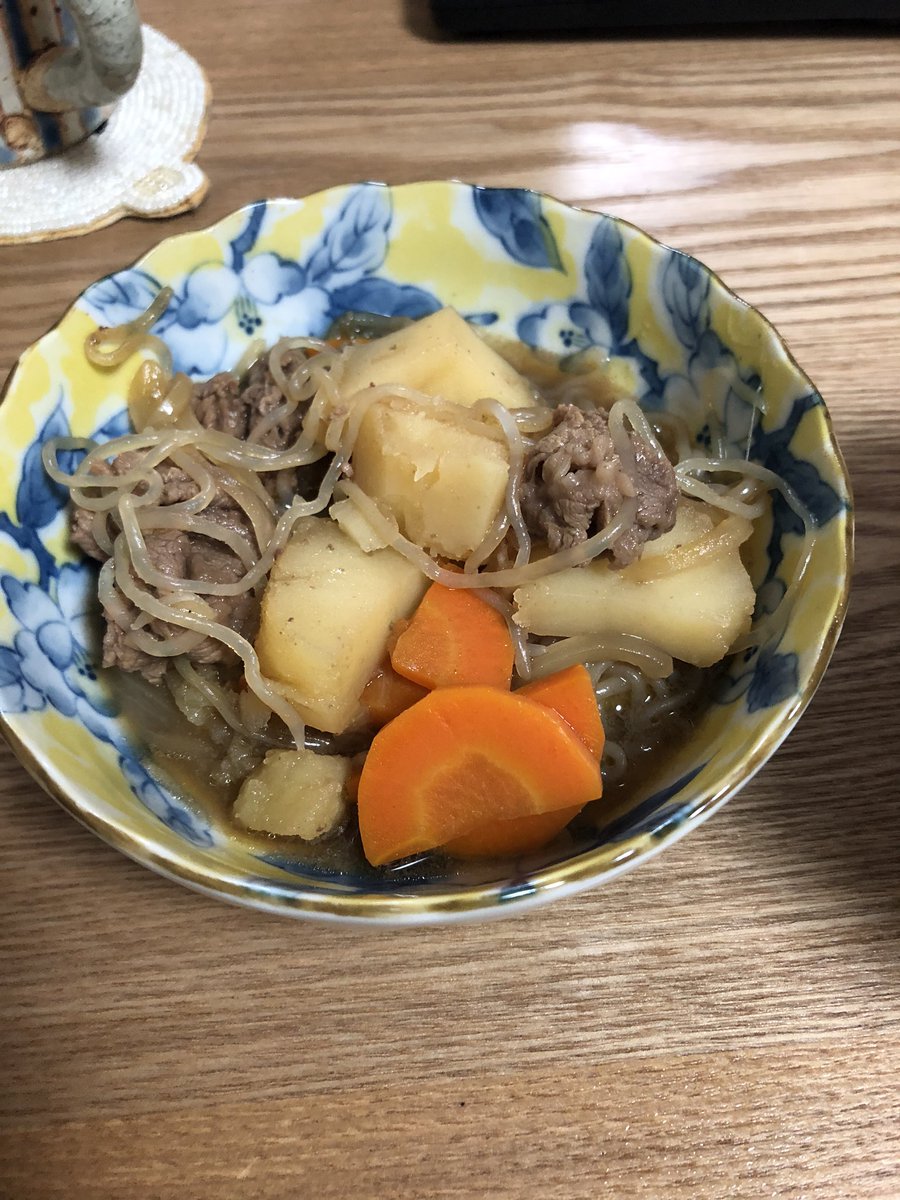 直公ツグヲ 先日嫁殿の御友人から結婚祝いでルクルーゼ という琺瑯鍋を頂いた 詳しくは知らないけれどもかなり良い鍋 ということなのでどれ 肉じゃがを作ってみよう ということになり作り方を調べてジャガイモ シラタキ ニンジン 牛肉 玉ねぎ などを