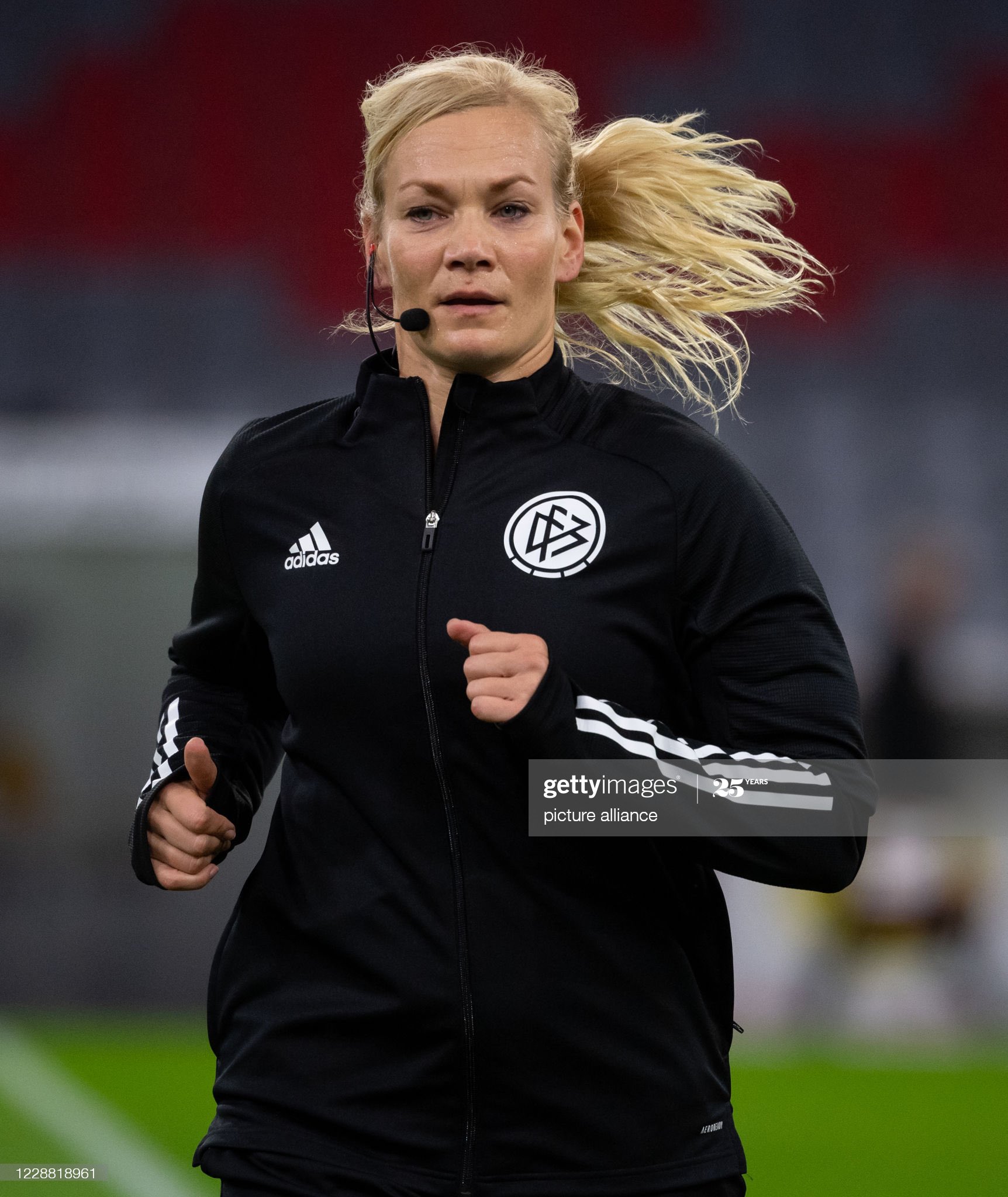 サッカー 審判員 Sur Twitter ビビアナ シュタインハウス Bibiana Steinhaus 主審 1979年3月24日 41歳 ドイツ 出身の国際審判員 なでしこジャパンの優勝を見届けたり初の1部担当女性審判員となった 先日 引退を発表し12年間の