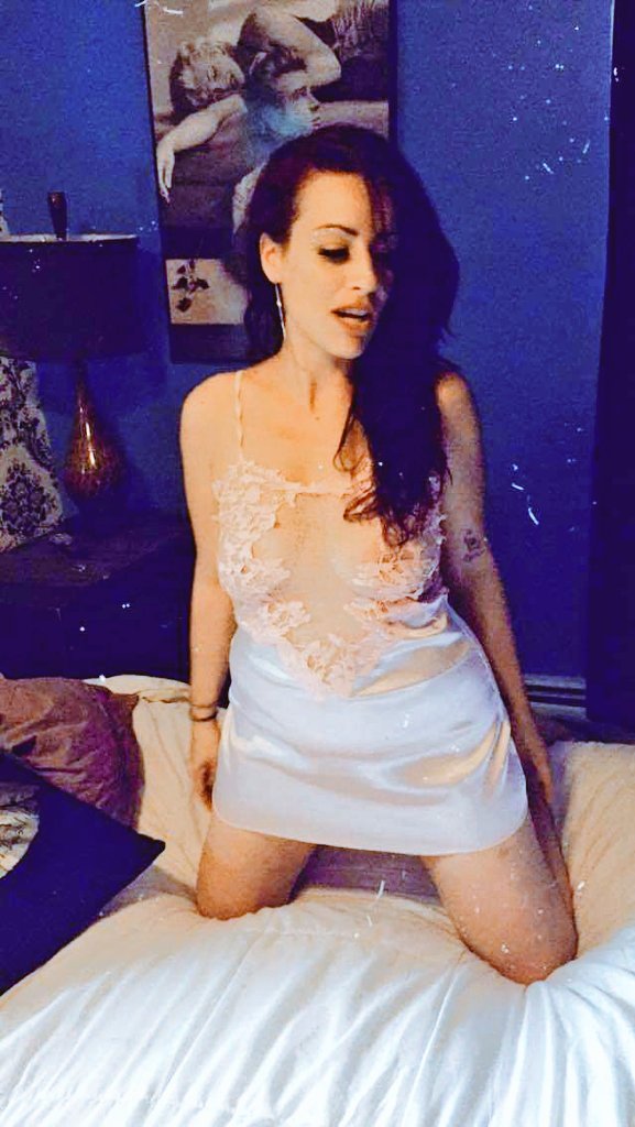 VenezVictoria's tweet photo. All i need is you laying on your back so i can have my pussy licked all the way from the front to the back. Make me cum right here right now. Legs go. Private shows with me DM if interested 💋 https://t.co/B9ndqHshrW