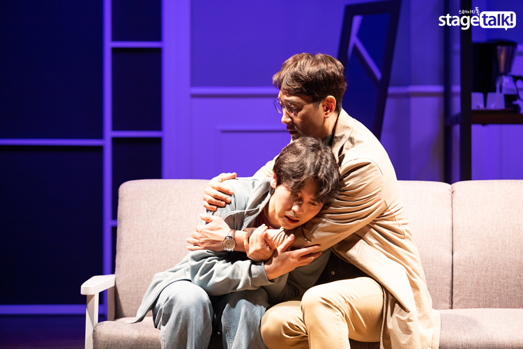 stagetalk421's tweet photo. 아무도 들어갈 수 없는 아들의 방 #연극 <#아들>을 김주연의 연극 내비게이션에서 만나보세요. https://t.co/Z37EjFcO9Q https://t.co/lnthEmxyzq