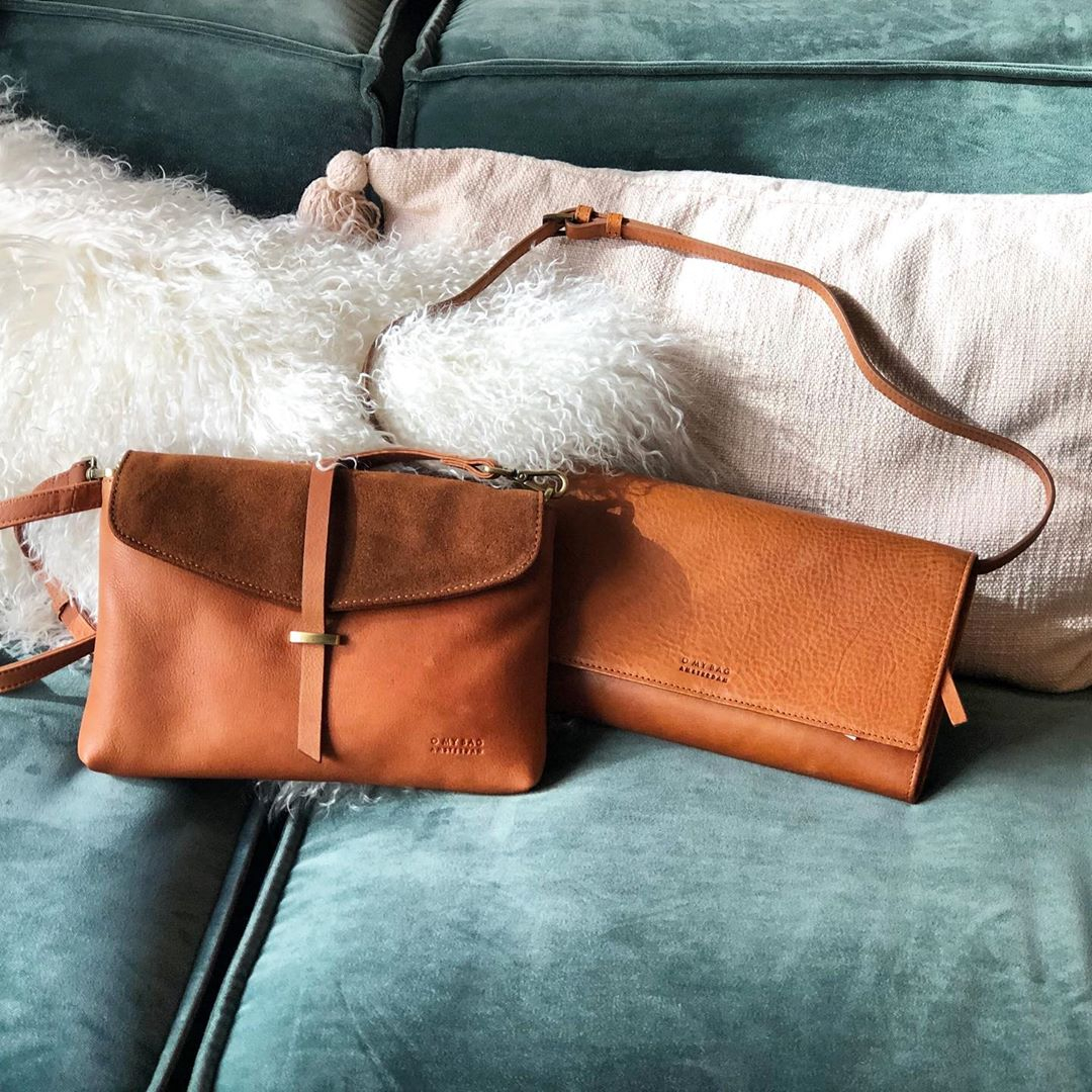 ELLA MIDI + KIRSTY'S CLUTCH 💕| These bags also enjoy cosy evenings in on the sofa...

📸 by <a href="/goods4home/">Goods4home</a> 

#simplicity #minimal #soft #suede #gold #wildoak #flapoverbag #clutch #crossbody #golddetails #golden #timeless #cognac #classicleather #crossbody #handbag #logo #minima
