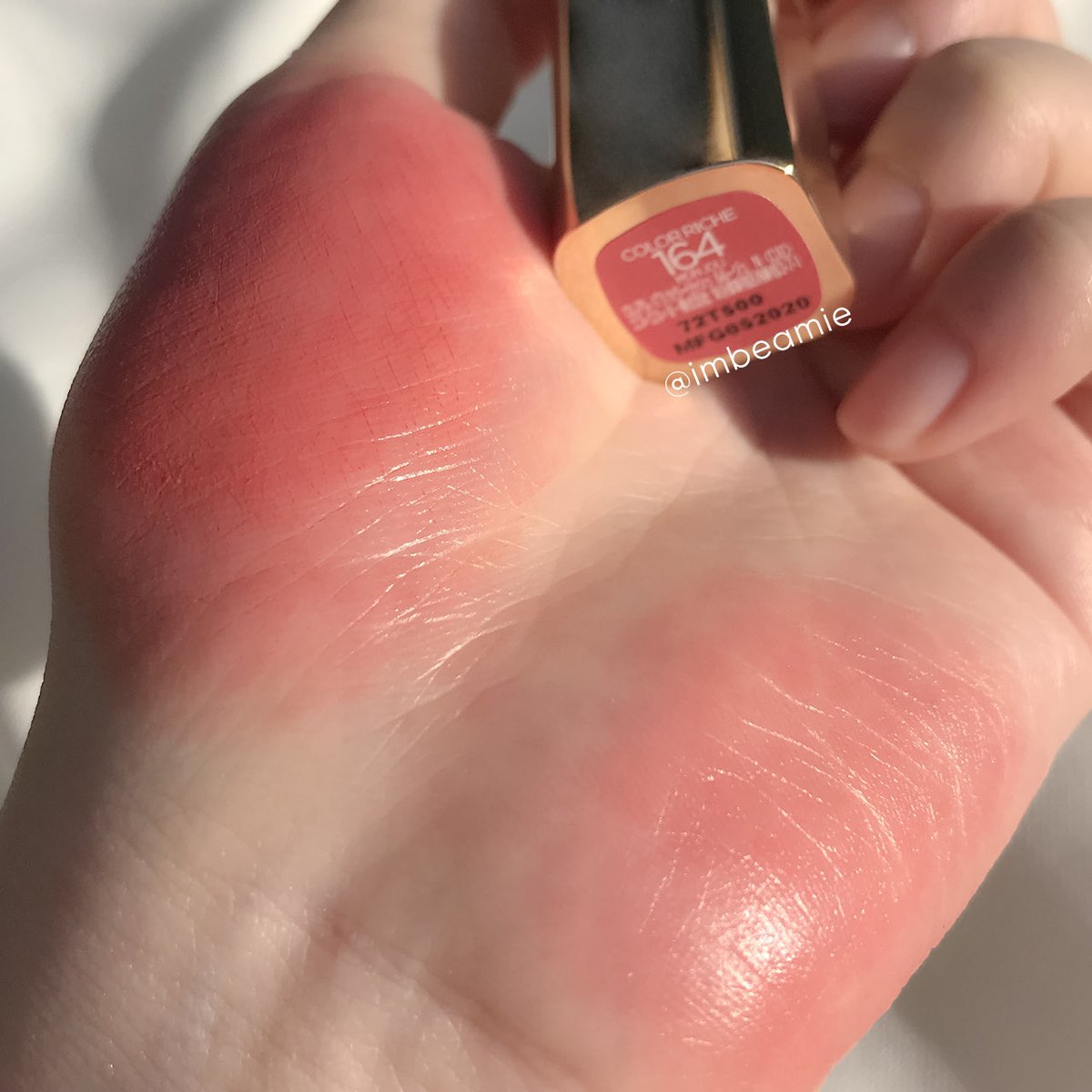 imbeamie's tweet photo. กรี้ดมากกกกกกก น่ารักไม่ไหววววว L’oreal Color Riche Satin เบอร์ 164 Mon Joli ลิปชมพูนู้ดโทนตุ๊กตาแบบลูกคุณหนูสุดดด เนื้อลิปเป็นออย 50% ลื่นๆหน่อยทาง่ายมาก ฟินิชไม่ฉ่ำเกิน พอวาวให้ปากดูไม่แห้งและพรางร่องปากไปในตัว สีน่าทะนุถนอมมากกกกก 😳😳😳 https://t.co/RrTR9PzW4N