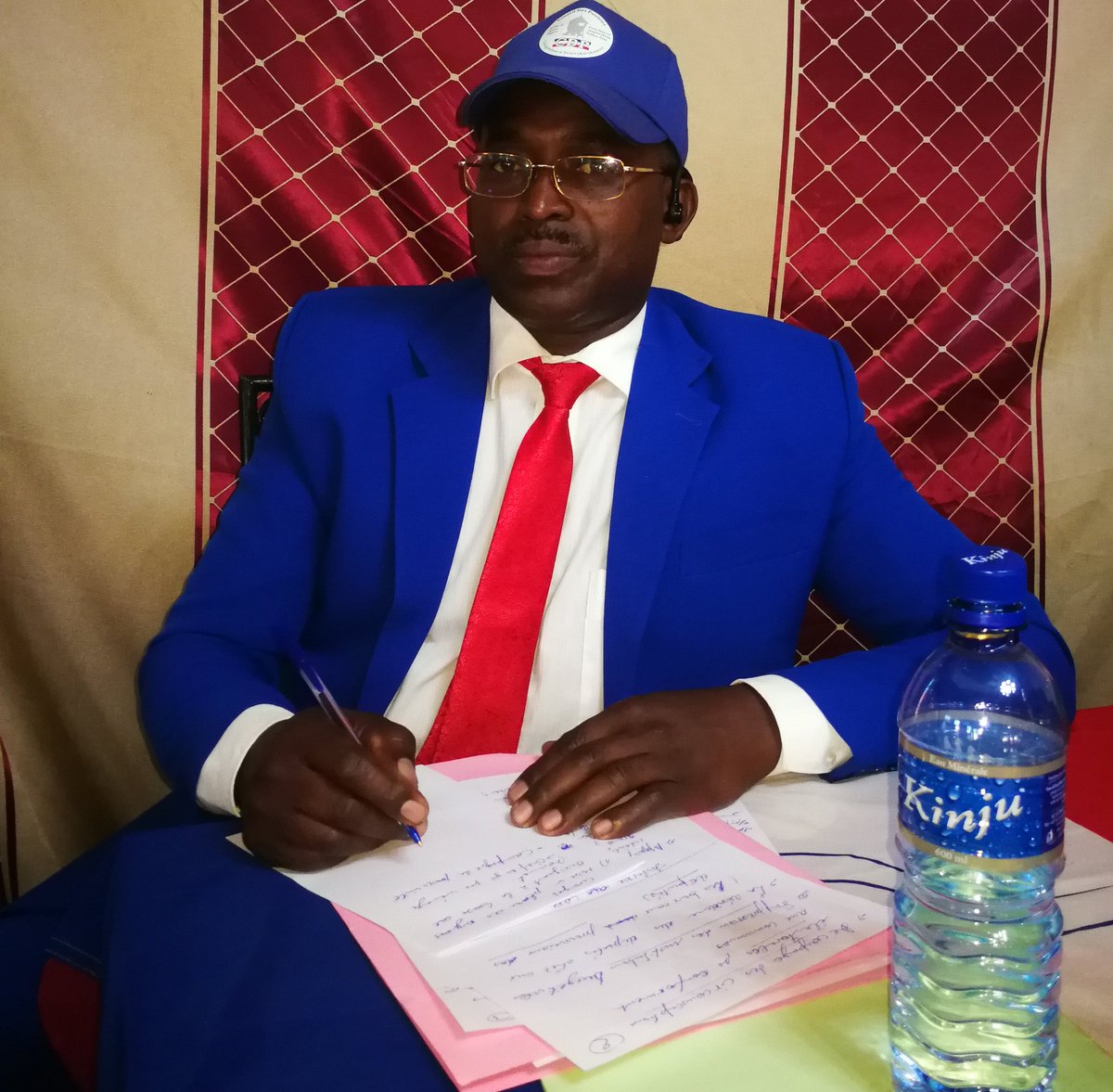 Au terme du conclave de #Gitega rassemblant les mbres des organes dir. du #CDP, des Délégués prov. et des représentants des communes pilotes, le Président du Parti M. <a href="/AnicetNiyonkur1/">Anicet Niyonkuru</a> a animé une conférence de presse. Il a apprécié très positivement les résultats des travaux.