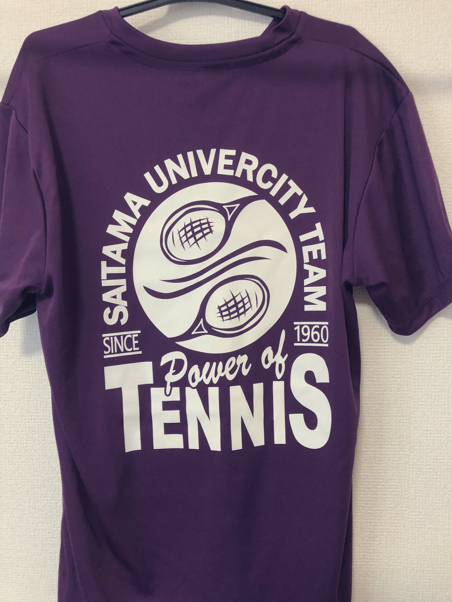 Twitter 上的 埼玉大学硬式テニス部 こんにちは なんと テニス部の部活tシャツが完成しました とてもカッコいいデザインと色でテニス部を象徴するものかなぁと思います このtシャツを着たい1年生諸君 ぜひテニス部へ 埼玉大学 埼玉大学硬式テニス部