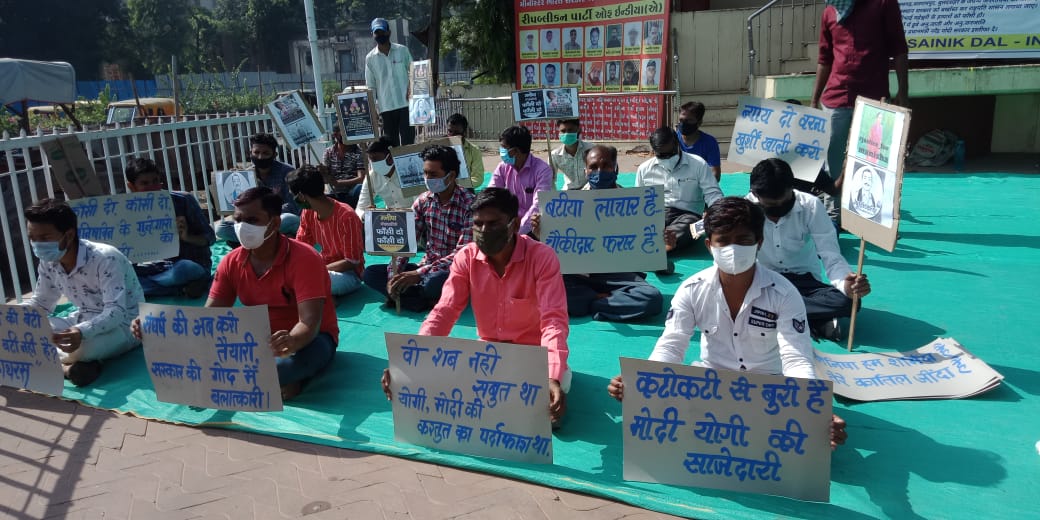 Rameshc39856098's tweet photo. धरण प्रदर्शन राजकोट live
*गुजरात के कच्छ रापर में अनु.जाती वकील देवजी भाई की हत्या और UP के हाथरस में अनु .जाती की बेटी के साथ हुई रेप की दर्दनाक घटना के विरुद्ध स्वयम् सैनिक दल द्वारा धरणा प्रदर्शन....
#SWAYAMSAINIKDAL_INDIA https://t.co/jfYwyu2e6a