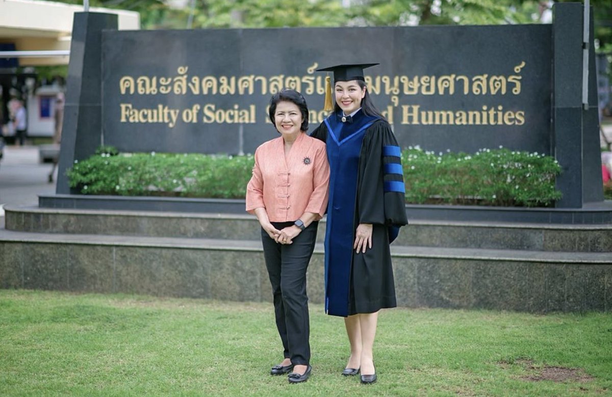 thaich8's tweet photo. ขอแสดงความยินดีกับสาว “จอย-ศิริลักษณ์ ผ่องโชค” ที่สำเร็จการศึกษาปรัชญาดุษฎีบัณฑิต (ปร.ด) จากคณะสังคมศาสตร์และมนุษยศาสตร์ มหาวิทยาลัยมหิดล ด้วยจ้า 
.
และแฟนๆ สามารถติดตามชมผลงาน #บ่วงใบบุญ หลังจากห่างหายวงการไปกว่า 8 ปีได้ทาง #ช่อง8 #ใครๆก็ดูช่อง8กดเลข27 https://t.co/4ifiq56on3