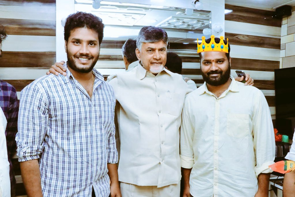 AppiniVenkates2's tweet photo. ఉన్నత కుటుంబంలో పుట్టి ఉన్నత విలువలతో కూడిన రాజకీయాలు చేస్తూ అందరికీ ఆప్యాయంగా పిలుచుకునే అన్న అంటే నేనున్నాను అనే అన్నదమ్ములు మద్య నేడు జన్మదినం జరుపుకుంటున్న @kinjarapusuresh అన్నయ్య కు హృదయపూర్వక జన్మదిన శుభాకాంక్షలు. https://t.co/f5IGF7Gp8i