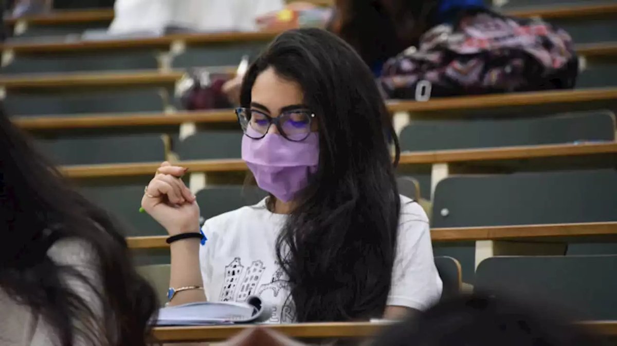 UniTrieste's tweet photo. Oggi iniziano le lezioni: 

✅ evitiamo situazioni di assembramento, anche fuori dagli spazi universitari e nelle attività extracurriculari
✅ ricordiamoci di indossare sempre la mascherina
✅ scarichiamo le app #Immuni e #Safety4all

Leggi le 10 regole ► https://t.co/aj8LD3R8bF https://t.co/b1WhKMwY3x