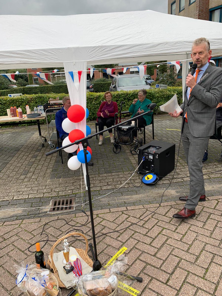 zorgdebetuwe's tweet photo. Afgelopen woensdag kwam De Valentijn samen met Healthclub Juliën in actie voor het goede doel. Zij hebben €1473,65 ingezameld voor een beweegtoestel. De bewoners die de meeste kilometers hebben gefietst werden in het zonnetje gezet door de burgemeester. #zomooiisouderenzorg https://t.co/PLX3fe79tQ