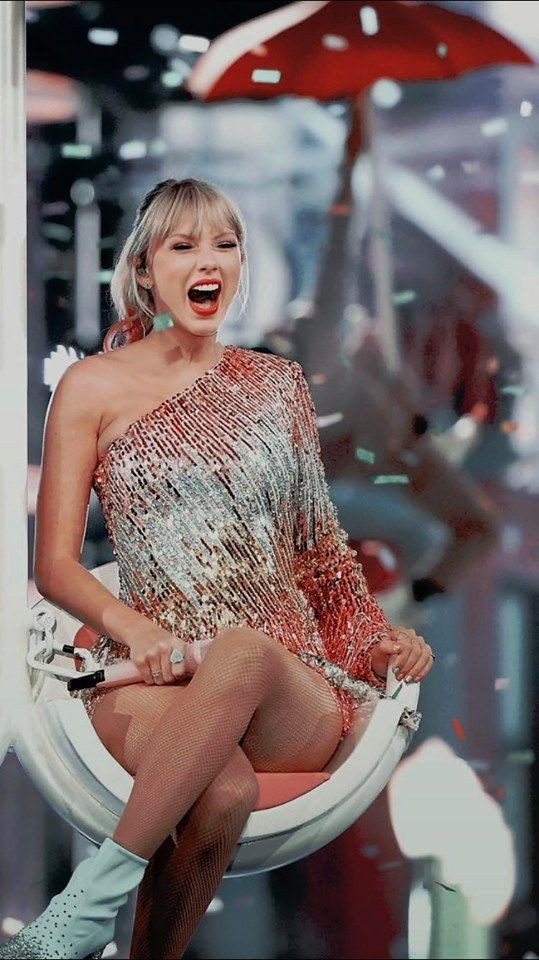 - 2/9 - #TaylorSwift    #TheFemaleArtist  #PCAs 