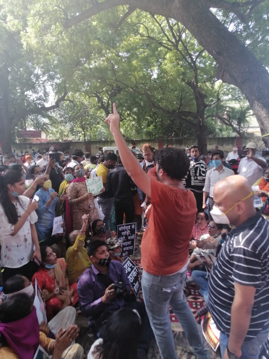 nishakauri's tweet image. हम सब आपके साथ हैं मैं गर्व से कहती हूं मैं उस देश के वासी हूं जिस देश में अर्नब स्वामी,प्रदीप भंडारी गणेश नितिन जैसे लोग रहते हैं न्याय और सच्चाई के लिए अपनी जान की परवाह किए बगैर अकेले ही चल पड़े।
#SSRAIIMSReport
#SSRForensicFiles
#302ForKillersOfSSR 
#RepublicBharat 
#Republic