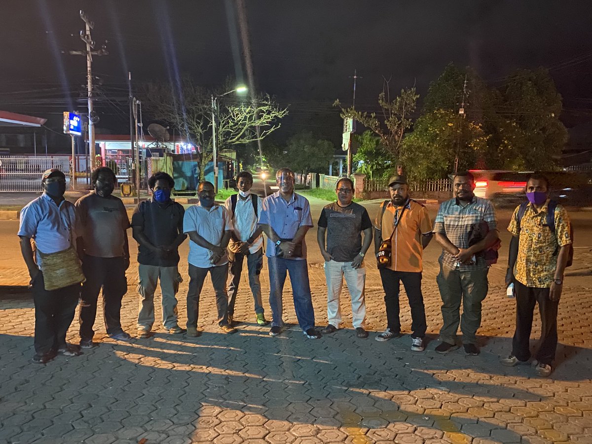 EddyWay11's tweet photo. dalam satu kesempatan, bersama SekJend KAMI UNCEN, dkk. https://t.co/BDWBLkG2mz