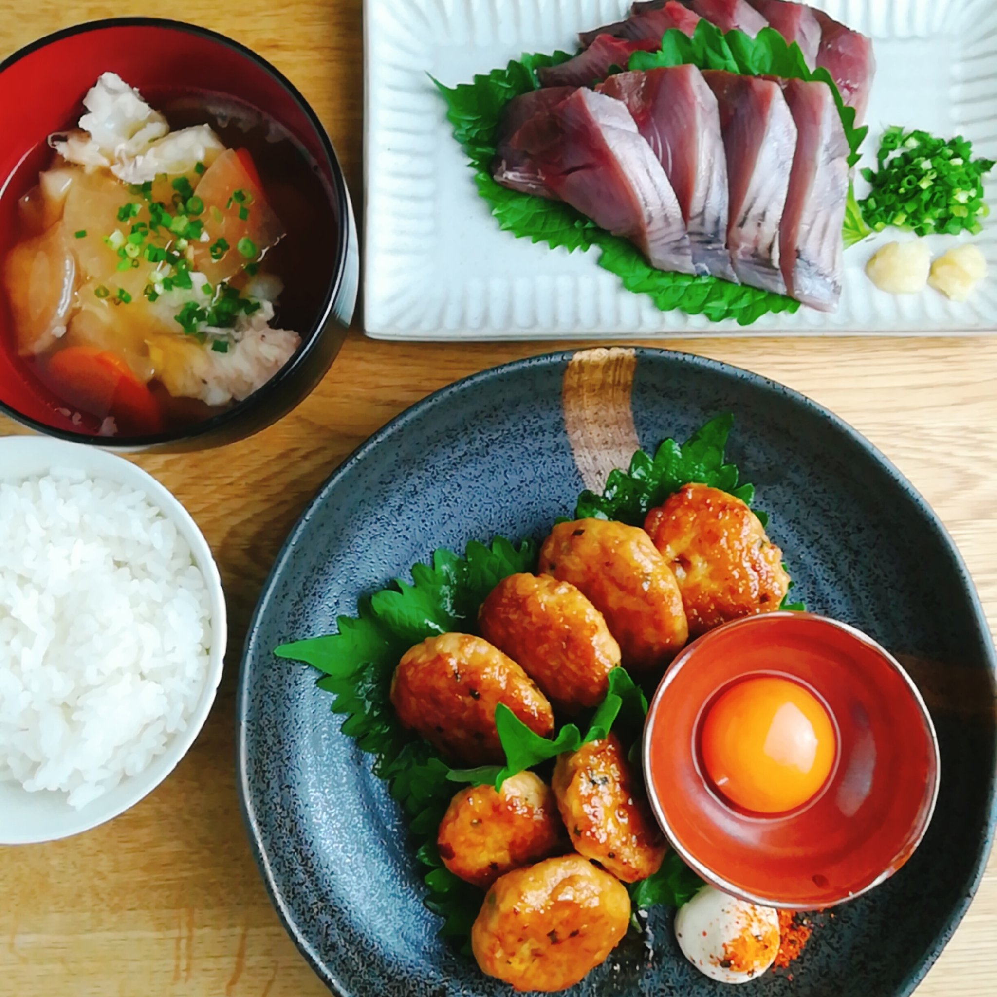 チロ子 今日の夕ごはん 鶏つくね カツオの刺身 鯛のあら汁 白米 ご飯もお酒もすすみます 鶏つくね カツオの刺身 おうちごはん 料理好きな人と繋がりたい T Co Qdlqlbi9ix Twitter