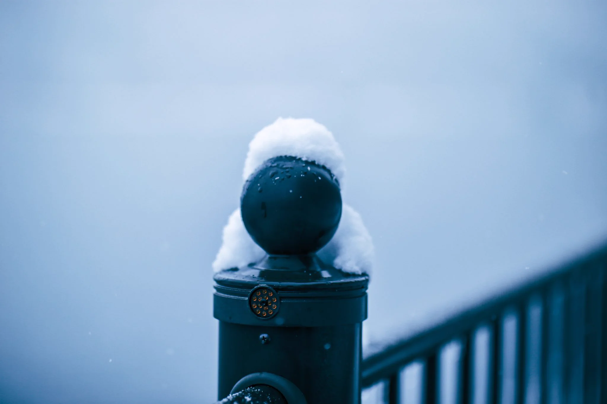 柵に積もった雪が？小さな怪獣にしか見えなくて可愛い！ｗｗ