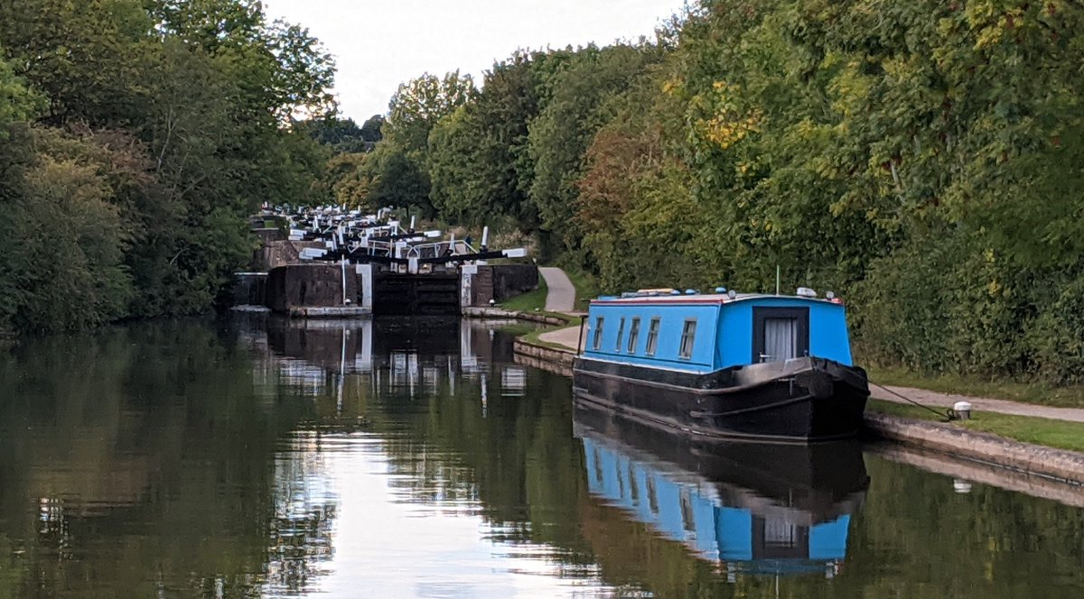 SashaNarrowboat's tweet photo. Locks!! Locks!! As far as the eye can see. #boatsthattweet #hattonflight #boatlife https://t.co/5eLhLcRx0B