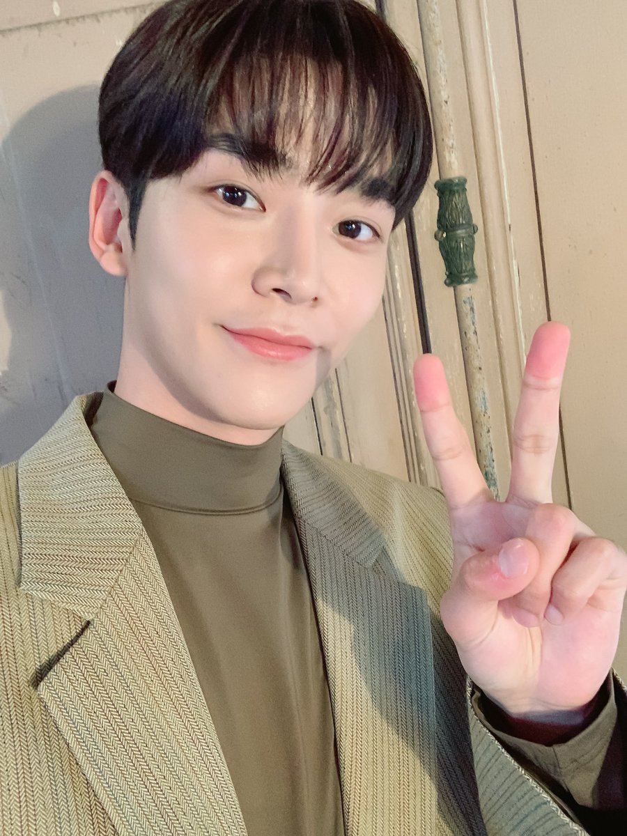 SF9_FANCLUB's tweet photo. [📸] SF9 4TH ANNIVERSARY🎉 

로운시에 찾아 온 깜짝 선물!! 
4컷으로 만나는 로운🐭

#SF9 #에스에프나인 #로운 #ROWOON #로운_4컷 https://t.co/JrKFGyMrP5