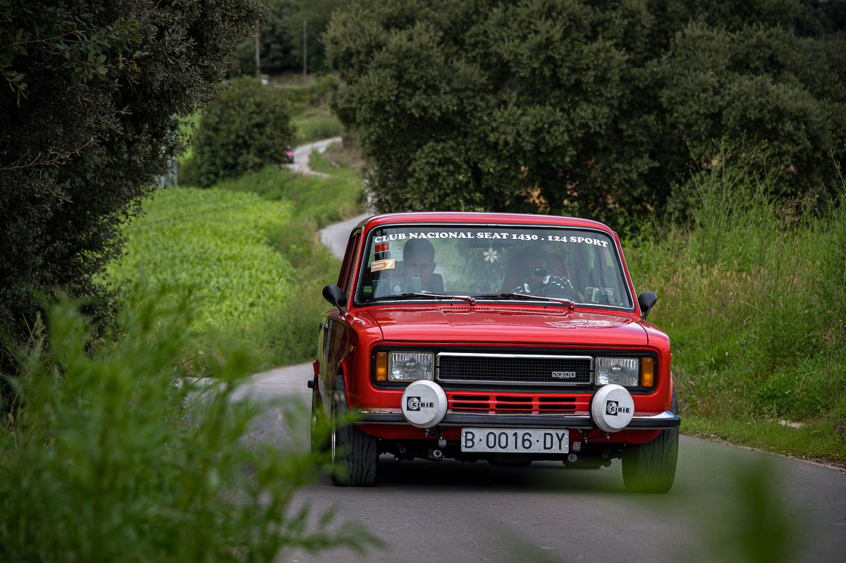 🏎️🔥 Els vells roquers, sempre en acció!
Els #Seat124, amb el motor que sigui, són cotxes que ens transporten a uns temps magnífics! 💯
🤩 Al #Volcans2020 vam gaudir d’un bon grapat de cent vint-i-quatre! 
📸 @fotomontaner 
#Olot #Garrotxa