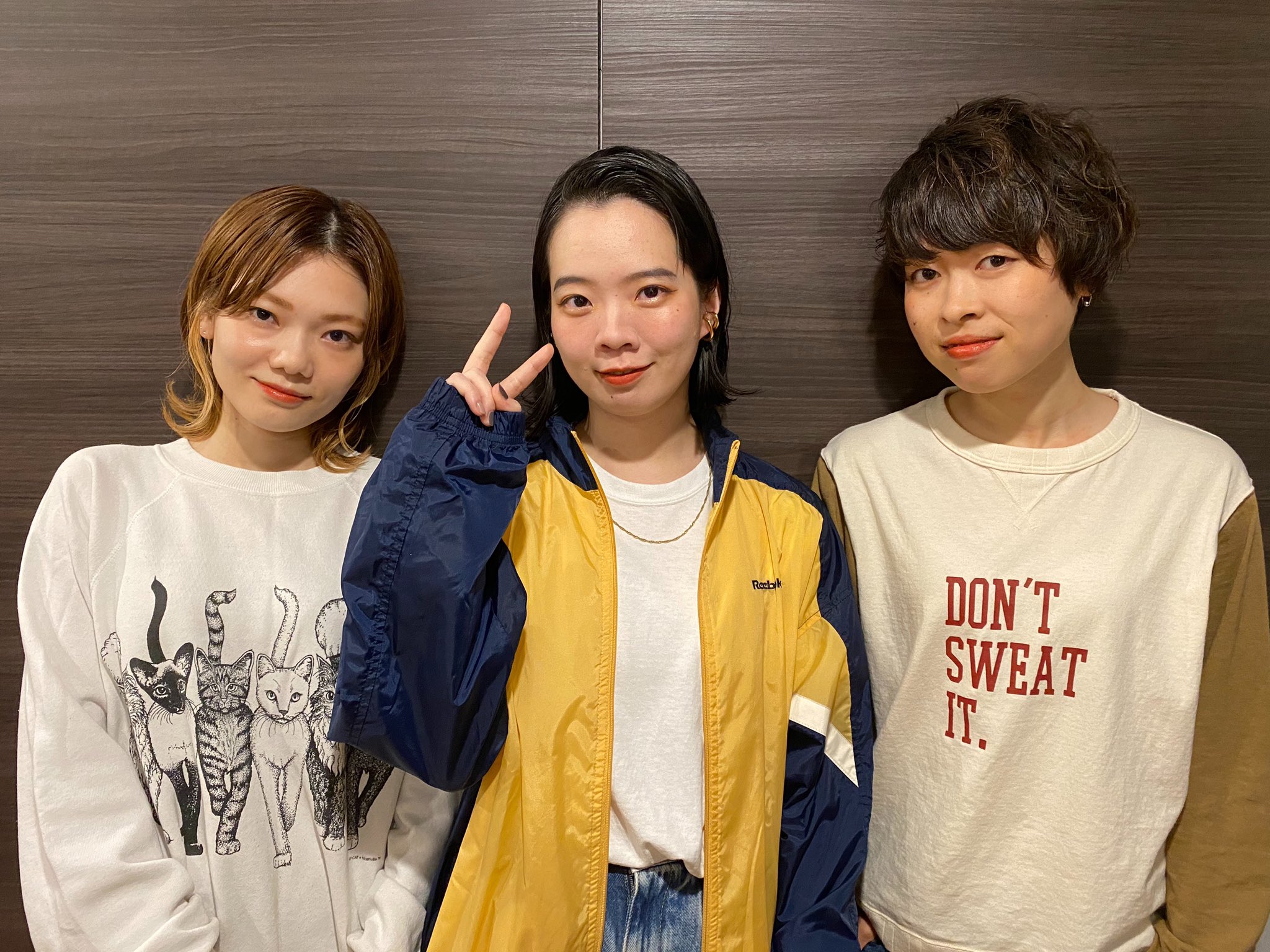 Shishamo この後21時から ししゃモバ 内で生配信を行います Fc限定ツアーや新作グッズについてなど 色々お話ししていきますよ さらに ししゃモバでは新機能 質問箱 を使って私たちへの質問も募集しています こちらも配信でいくつかお答えして