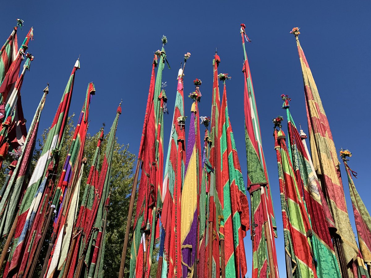 Hoy, fiesta de San Froilán, patrono de León, no podemos celebrar pero sí recordar nuestras tradiciones con el anhelo de volver a festejar y de que todo vuelva a la normalidad. 

Con nuestros pendones al aire en homenaje a quienes ya no están #buenosdíasmundo🌍 desde #leonesp
