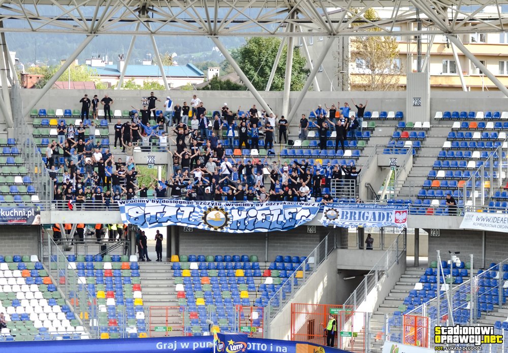 Stadionowi's tweet photo. GALERIA: Podbeskidzie Bielsko-Biała – Stal Mielec 03.10.2020
Autor: Łukasz Długosz #PODSTM
https://t.co/QrITuNUjyj https://t.co/PUdyQr0TlA