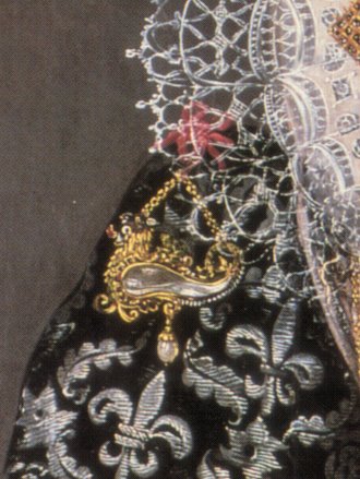 Elizabeth Brydges, maid of honour to QE1, aged 14, painted by Hieronimo Custodis in 1589, wearing pendant of a gold &amp; pearl sea creature with a green enamel toad riding on its back suspended from her sleeve by gold chains #seafever🐋🐸