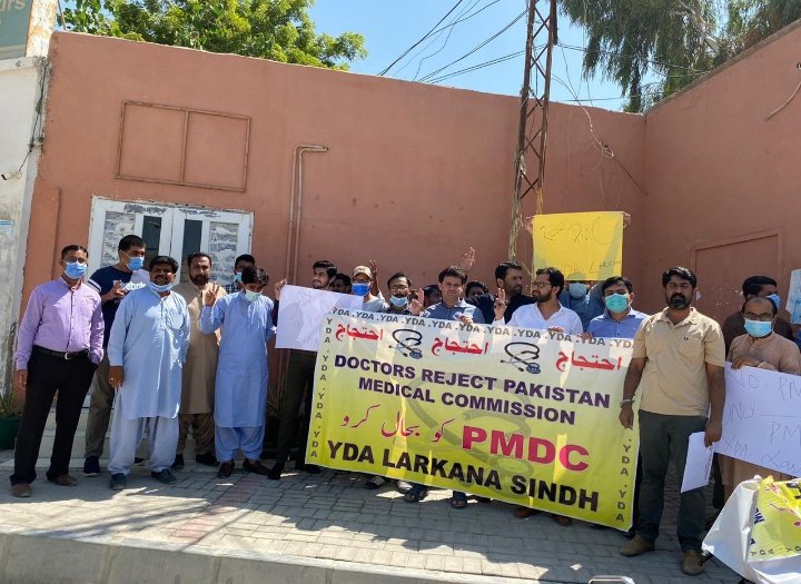 DWMOfficial's tweet photo. Doctors reject Pakistan Medical Commission and demand restoration of PMDC and eliminate NLE Exam Clause.
Protest Recorded by Medical Students of Chandka Medical College Larkana and doctors of Chandka Hospital Larkana toady.
Dr.Fayaz-u-Rehman
#WeRejectNLE
#RestorePMDC https://t.co/Gh6UclpeKE