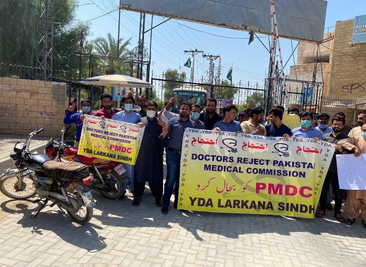 DWMOfficial's tweet photo. Doctors reject Pakistan Medical Commission and demand restoration of PMDC and eliminate NLE Exam Clause.
Protest Recorded by Medical Students of Chandka Medical College Larkana and doctors of Chandka Hospital Larkana toady.
Dr.Fayaz-u-Rehman
#WeRejectNLE
#RestorePMDC https://t.co/Gh6UclpeKE