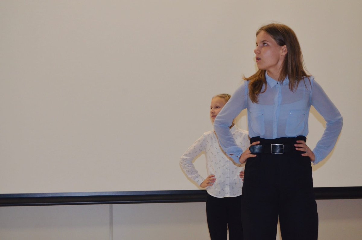 В студии современного театра «Юность» состоялись первые занятия. Познакомиться было решено прямо на сцене, а потом вместе с кураторами будущие артисты выполнили свои первые актёрские задачи. 🔥