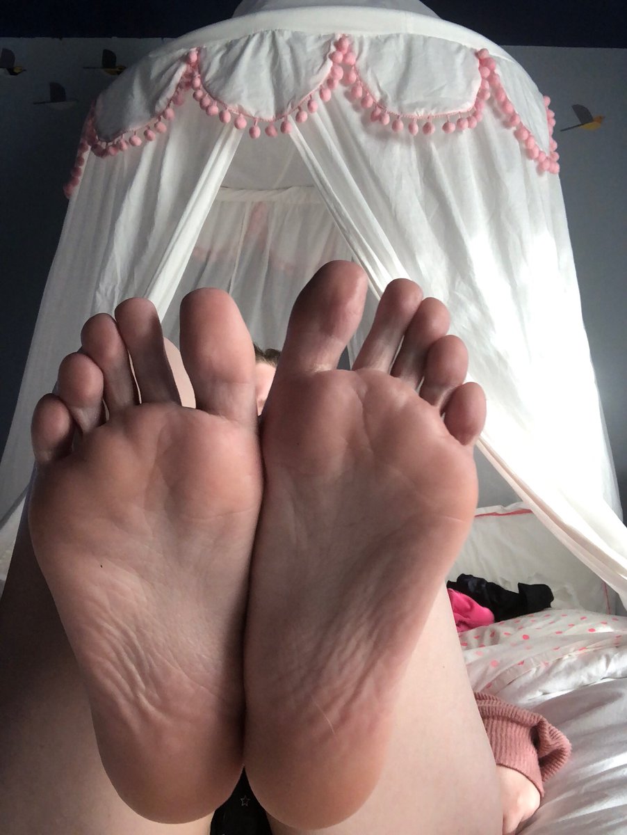 CaitlinFeet's tweet photo. Wanna lick my feet? 💕#feetfriday #FOOTFETİSH #feetpics #dirtyfeet #stinkyfeet #prettyfeet https://t.co/SEuwmw1sD6