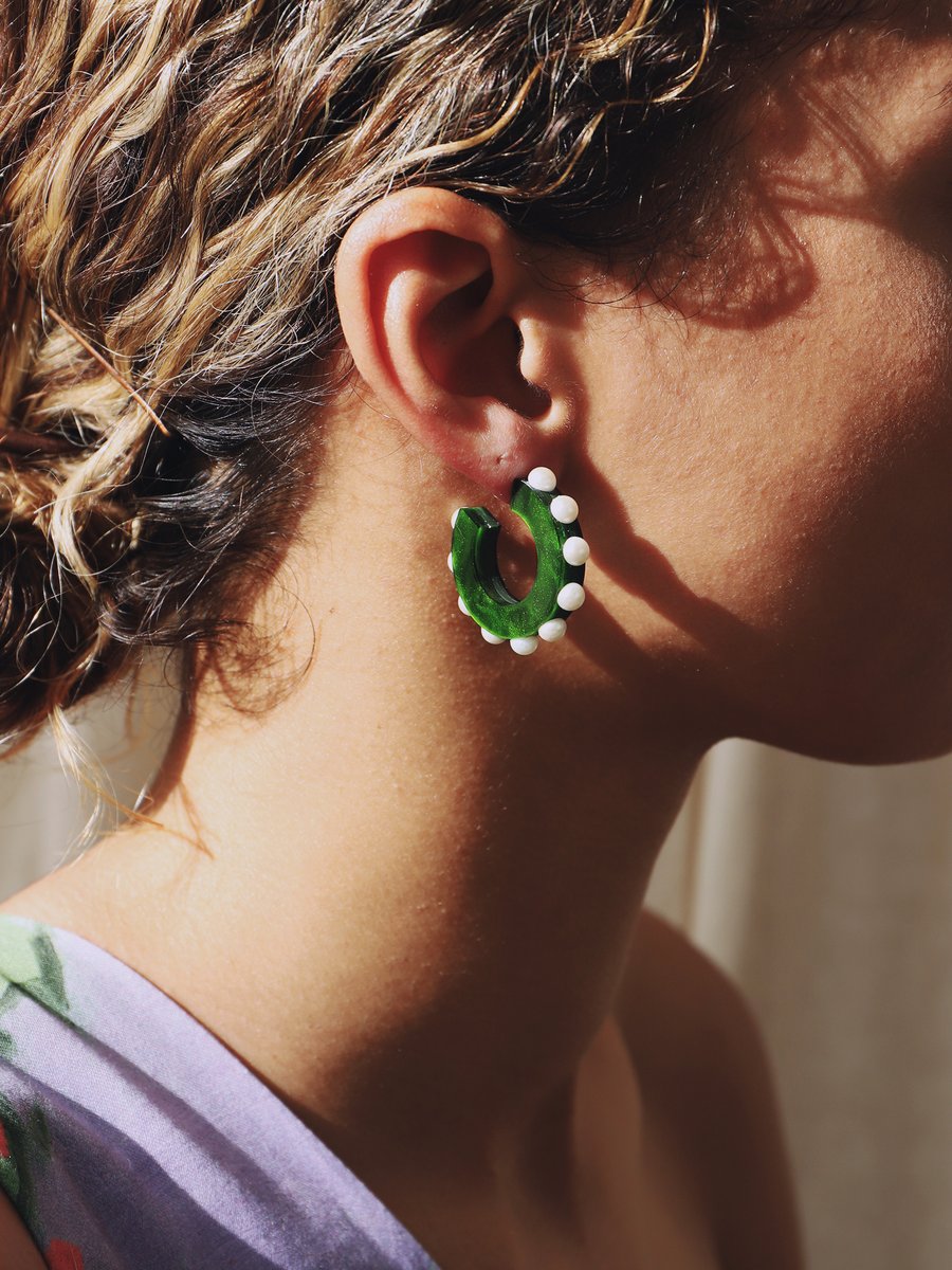 We're starting off our week with our Freya Hoops in Emerald. 

These are handmade using gorgeous marbled acrylic and faux pearls, and only weigh 3g each! 

Shop them here, also available in Lilac and White. 
wolfandmoon.com/.../freya-hoop…
