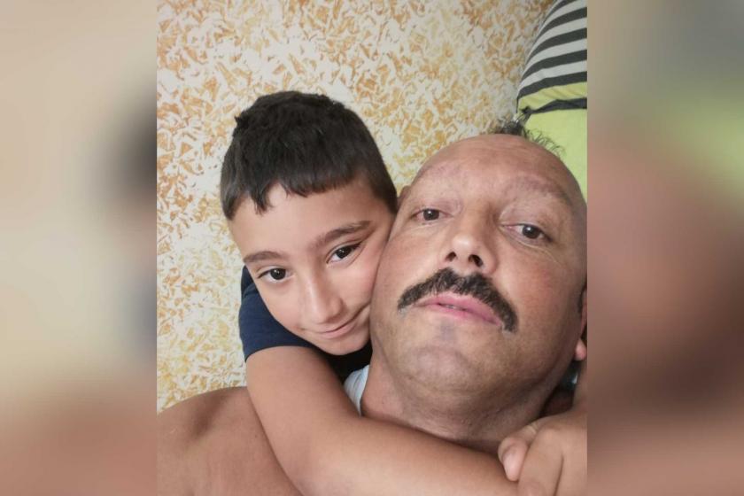 İnternetleri yoktu, "10 gün sonra gelir" dediler. Baba, EBA'daki derslerinden geri kalmasın diye hat çekmek için çatıya çıktı. 8 yaşındaki Çınar da peşinden gitti ve 4.kattan düşerek vefat etti. Aynı gün Bakanlık bütçesinden eski bakanlara lüks araç alındığı ortaya çıktı.