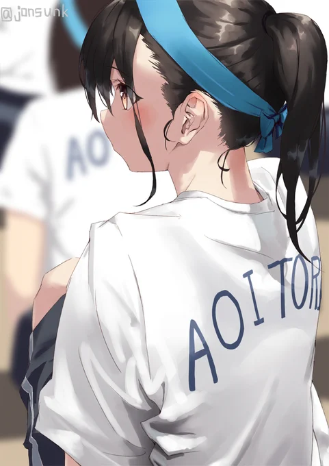 クラスリレーを目で追う女子 