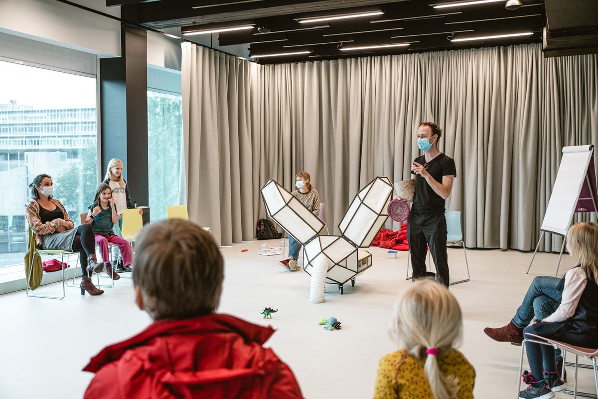 Leeft een ei? Waarom zijn dinosaurussen geen mensen? Herken je een voorouder aan het aantal rimpels? Een filonaut met zijn filomobiel legt in het Gents Universiteitsmuseum (GUM) complexe vragen voor aan jonge aardbewoners.