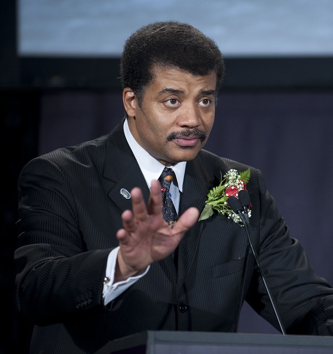 UniversoInteli2's tweet photo. ¡Feliz cumpleaños, astrofísico y divulgador Neil deGrasse Tyson! 🎉

«No solo vivimos entre las estrellas, las estrellas viven dentro de nosotros».

¡¡Qué genial eres, @neiltyson!!
¡¡Gracias por trascender tanto amor por la ciencia!! https://t.co/XntP2WxxyP