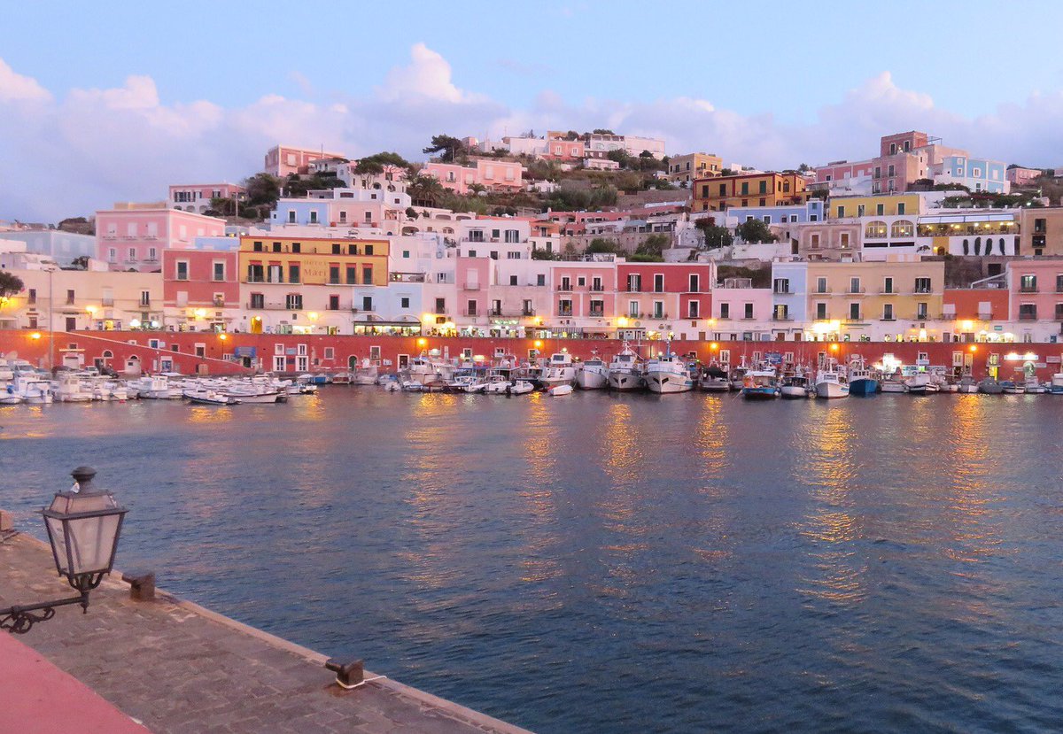 Due to its volcanic origin, the island of Ponza offers 14 miles of coastline with breathtaking natural scenery of caves, cliffs and beaches all surrounded by crystal turquoise-colored waters.🌊🇮🇹🏝
📍#Ponza,#Lazio,#Italy
#Wanderluster #Wanderlust #BeautifulSea #Italy https://t.co/KdshKmBoRM