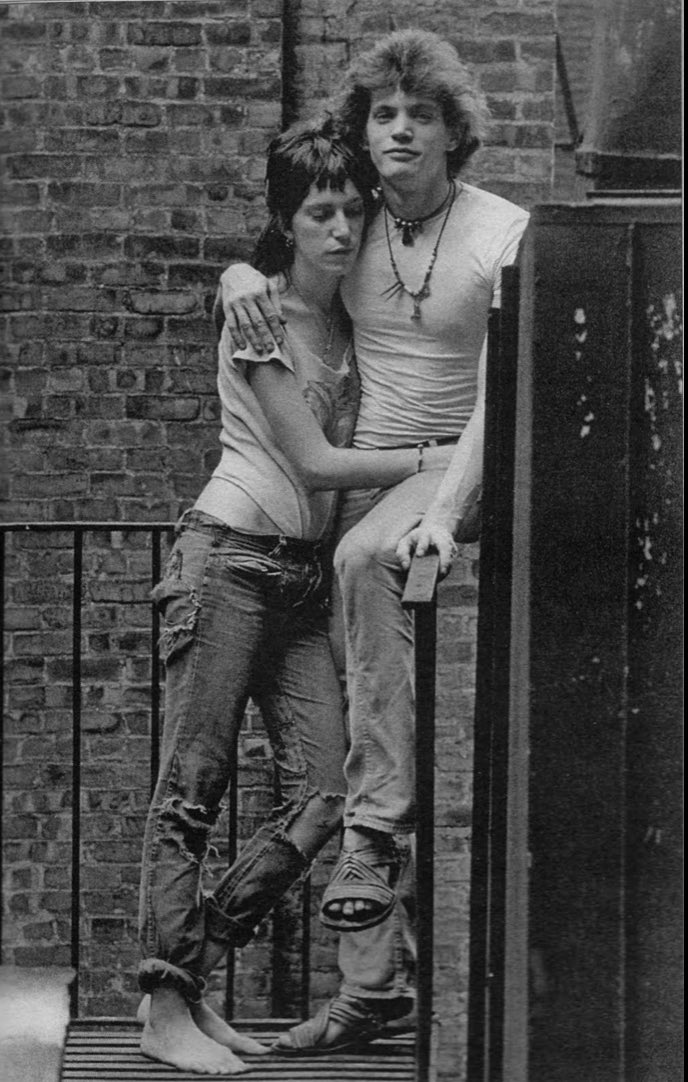 SalaLettura's tweet photo. Ora che il falò arde
Ora che il fuoco divampa
Ogni momento si riversa
Nella lucentezza burrascosa

I turbamenti sono stati abbastanza
E abbastanza abbiamo creduto

Arrivi e dipartite

        ***
Patti Smith,Foglie selvagge,da Just Kids
#PoesiaStatunitense 
#SalaLettura https://t.co/95DMeDyTey