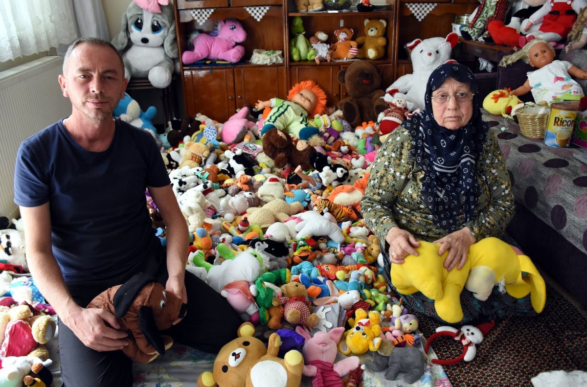 HayalTamir's tweet photo. "Atma Tamir Olsun, 
Çocuklara Umut Olsun!"

Bursa Orhangazi'de Muammer ve annesi Şükriye Kavazoğlu
arızalı oyuncakları tamir ederek kimsesiz çocuklara gönderiyorlar.

Bugüne kadar 11 bin 160 çocuğu sevindiren anne oğulun tek istisnası oyuncak silahları tamir etmemeleri.👏 https://t.co/aooa4OImGm