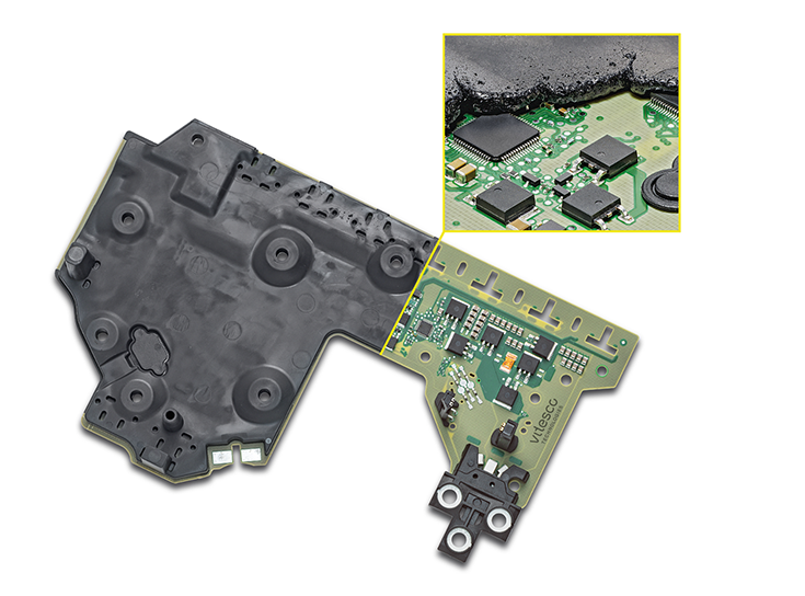 autocarpro's tweet photo. BREAKING: Vitesco Technologies’ new overmoulding control electronics process for transmission control unit offers 45% less weight, greater robustness &amp; fewer production stages; flattest control unit with 7mm; 1st serial production with German premium brand https://t.co/w4NXPK0F3t https://t.co/vVJWROaF3s