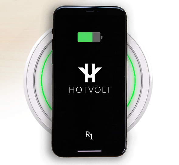 Hotvolts R1 powerpad only needs one cable to charge your device, leaving your desks clutter free of cables.  #fastcharge #poewirelesscharger #R1 @hotvolt #hotvolt #clutterfree #energyefficent #waterproof