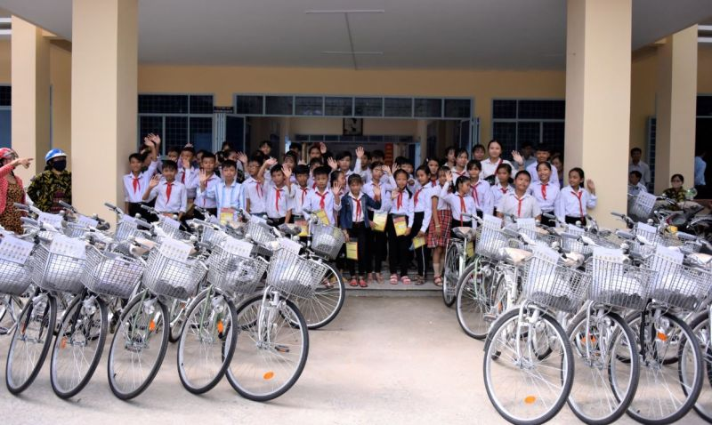 FChristinaNoble's tweet photo. Notre équipe au Vietnam est heureuse d'annoncer un nouveau partenariat avec la province de Hau Giang, au coeur de la région du delta du Mékong ! 
La Fondation Christina Noble va pouvoir distribuer des vélos et casques aux enfants des communautés sur place. https://t.co/a4p5BFDNUc