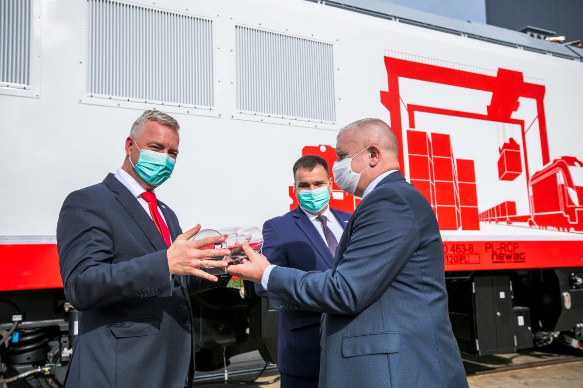 RzecznikNEWAG's tweet photo. Nowy #DRAGON2 wyjeżdża na tory! Lokomotywa dla #RailCapitalPartners oficjalnie przekazana🤝 Kolejne 4 Dragony zamówione przez przewoźnika wyjadą z #NEWAG do końca roku! https://t.co/sBEd1XnTJF
