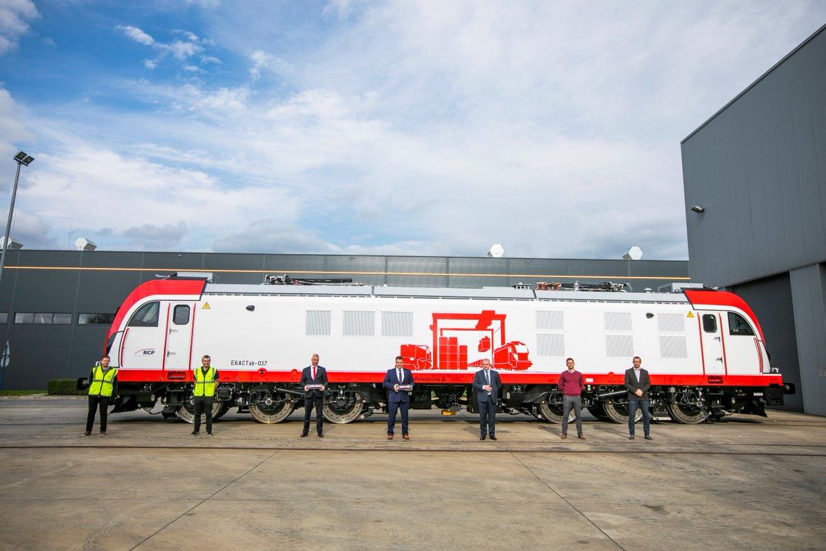RzecznikNEWAG's tweet photo. Nowy #DRAGON2 wyjeżdża na tory! Lokomotywa dla #RailCapitalPartners oficjalnie przekazana🤝 Kolejne 4 Dragony zamówione przez przewoźnika wyjadą z #NEWAG do końca roku! https://t.co/sBEd1XnTJF