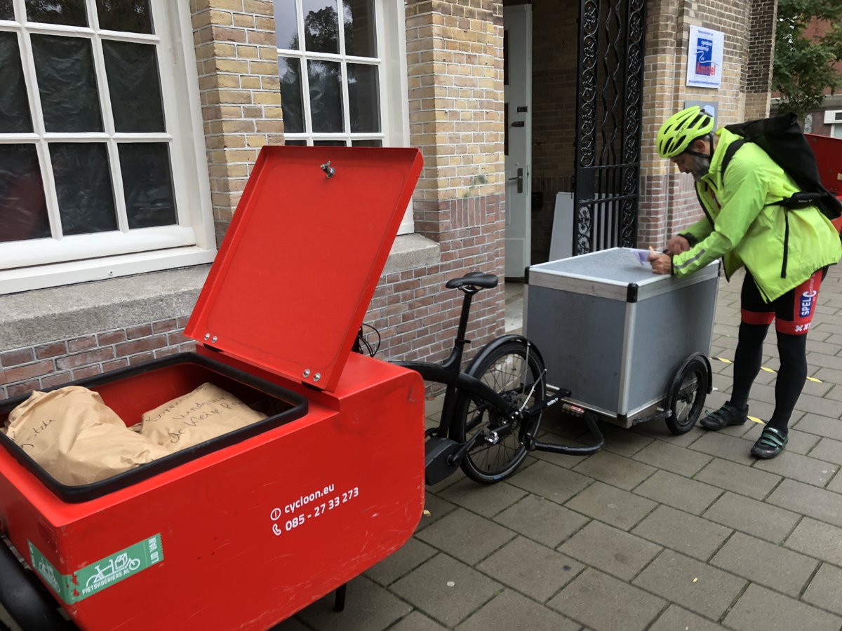 ooadascholen's tweet photo. Ze zijn onderweg! De speciale lunchtassen die @HiskeVersprille samen met Deborah Schilperoort @deborreltas heeft samengesteld voor al onze scholen. Vol heerlijke producten van ambachtelijke leveranciers uit A'dam die beetje steun dezer dagen goed kunnen gebruiken. #dagvandeleraar https://t.co/ZxbFnnMZMk