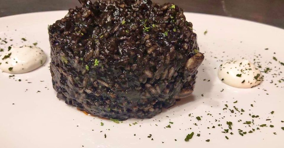 #Arroz negro con sus chipirones y ali oli de cebolla. 🦑🖤🦑🖤🦑🖤

#Xibaris #Donostia #ParteVieja #MenúDelDía #PlatoDelDía
#SanSebastian #Menu #Gastronomía #Foodies #