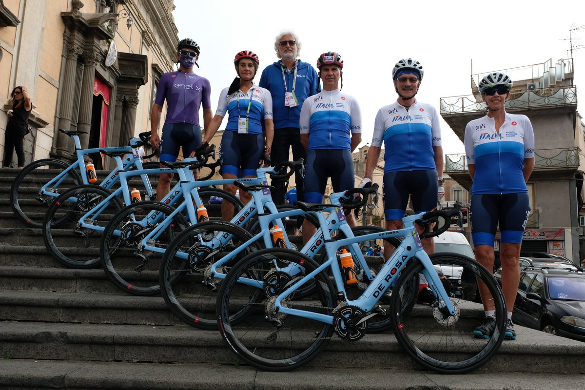 Il #TeamENIT prima della partenza da Biancavilla: Max, Alberta, Maurizio, Franz, Georgia pronti a godere le bellezze della tappa Biancavilla-Etna pedalando in e-bike e a difendere la prima posizione! #GiroE #italybybike ⚡💪