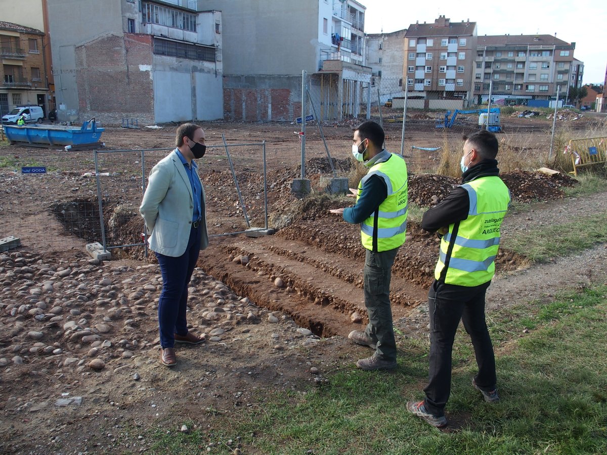 AytoLogrono's tweet image. ⛏️👷‍♂️| Las excavaciones arqueológicas realizadas en el barrio de #LaEstrella descubren un nuevo tramo de la #CalzadaRomana del Ebro.

👉 Más info: bit.ly/33uosl2