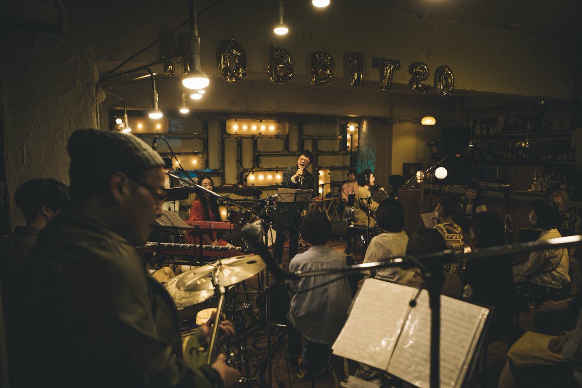 taikimitai's tweet photo. 大編成でお客さんを囲みながらのライブ。オモテウラそんな簡単な構造ではないと思うけど、ゴメスさんやまだ出会��てない音楽や表現を見て聴いて、楽しむ型が増えてしまったら嬉しいな。皆燃えてます。配信アーカイブあるみたいなので興味ある方ひっくり返ってみてください。https://t.co/1xvZMDsdGl https://t.co/KqC1gwRND6