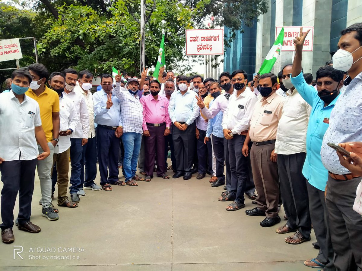 JanataDal_S's tweet photo. ಬೆಂಗಳೂರು ಶಿಕ್ಷಕರ ಕ್ಷೇತ್ರದಿಂದ ವಿಧಾನಪರಿಷತ್ ಚುನಾವಣೆಗೆ ಸ್ಪರ್ಧಿಸುತ್ತಿರುವ ನಮ್ಮ ಪಕ್ಷದ ಅಭ್ಯರ್ಥಿ ಎ. ಪಿ. ರಂಗನಾಥ್ @ApRanganatha ಅವರು ಇಂದು ಮಾಜಿ ಮುಖ್ಯಮಂತ್ರಿ @hd_kumaraswamy ಅವರ ಉಪಸ್ಥಿತಿಯಲ್ಲಿ ಪಕ್ಷದ ಕಾರ್ಯಕರ್ತರು ಹಾಗೂ ಅಭಿಮಾನಿಗಳೊಂದಿಗೆ ತೆರಳಿ ನಾಮಪತ್ರ ಸಲ್ಲಿಸಿದರು. https://t.co/DtaqoWoDsW